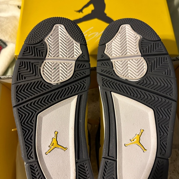 Jordan 4 Retro “Lightning” 2021 - Picture 2 of 3